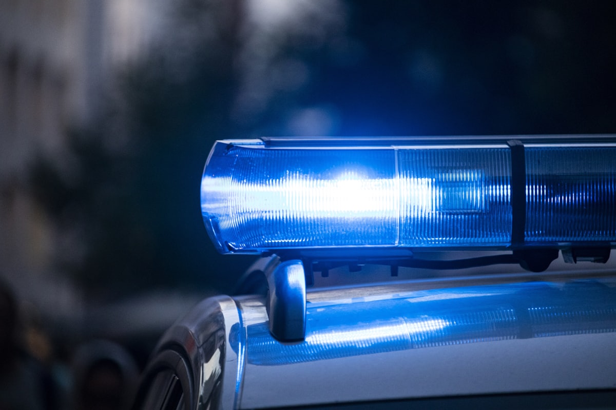 Polizei mit Blaulicht am Unfallort